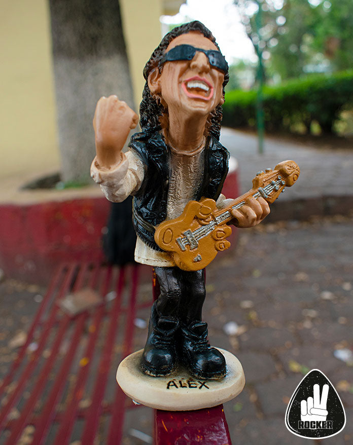FIGURA ALEX LORA EL TRI